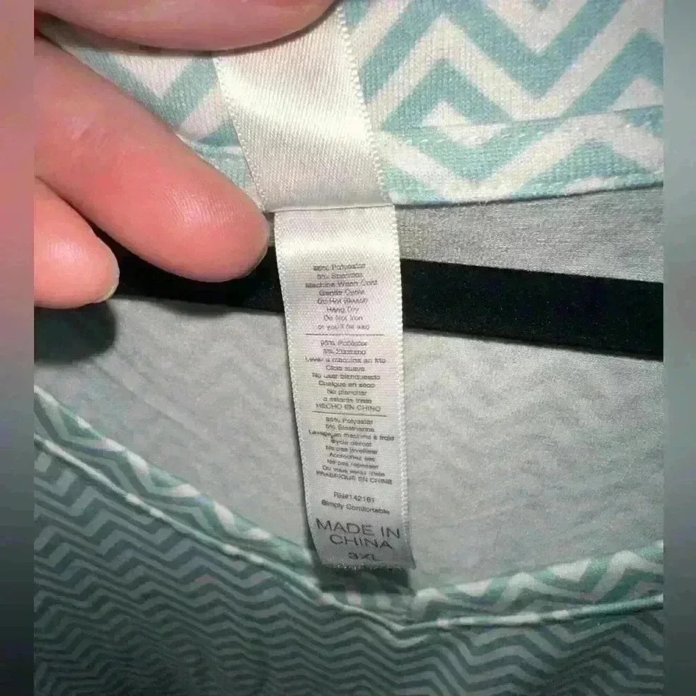 Lularoe 3X white & turquoise chevron V Neck Christy T. NWT .Great summer t shirt - Picture 5 of 6